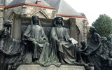 Belgie, památky UNESCO a slavnost Ommegang - Belgie 300a - Gent, bratři Jan a Hubert van Eyck auroři Gentského oltáře, 1913, G.Verbanck, bronz