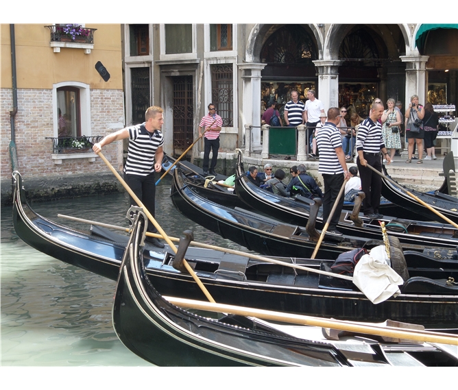 Benátky, ostrovy a výstava La Biennale 2015 - Itálie - Benátky - gondoly jsou tu všudypřítomné