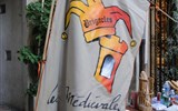 Kaňony a ostrovy jižní Francie, slavnost Médievales - Francie - Brignoles - vlajka slavnosti Médievales  (foto p.Holík)