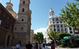 Španělsko, krásy Murcie a Mar Menor - Španělsko - Murcia - Murcie, Plaza Santo Domingo, vpravo House Cerda, vlevo kostel Santo Domingo