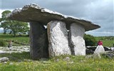 Irsko a Severní Irsko 1 cesta letecky - Irsko - Národní park Burren -  Poulnabrone, pohřbívalo se zde druhotně 4.200-2.900 a později