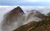 Madeira, zelený Silvestr 2016 - Portugalsko - Madeira - vrcholy kolem Pico de Areiro se noří z mlh