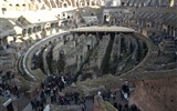 Řím a Neapolský záliv 2019 - Itálie - Řím - Koloseum, diváky před sluncem chránil systém plachet - velarium