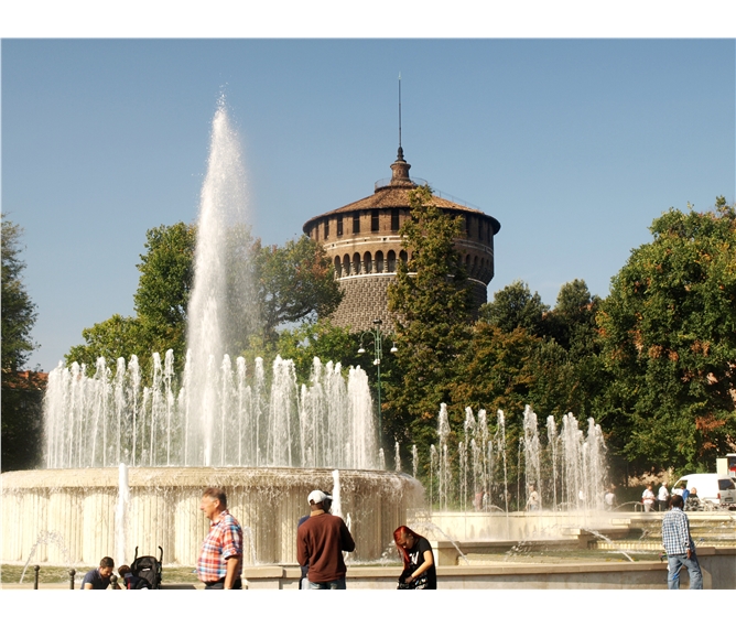 Bergamo, Milano, Lago Maggiore a Lago Lugano - Itálie - Milán - kouzlo vodotrysků před Castello Sforzesco