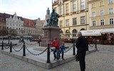 Wroclaw, město sta mostů a město kultury a 2017 - Polsko - Vratislav, pomník A. Fredra, autora veseloher, 1897, L.Marconi, původně Lvov, před řáděním ukrajinských nacionalistů musel být odvezen