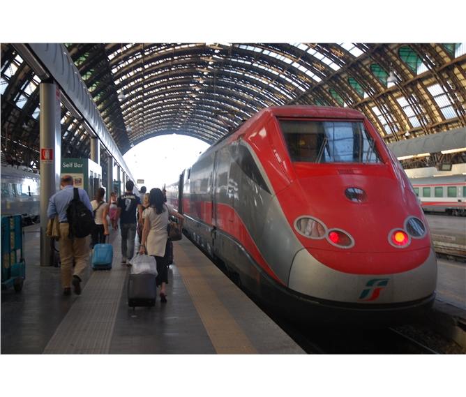 Milano, Turín, Janov a Cinque Terre letecky a rychlovlakem - Itálie - vlak Eurostar na nádraží