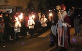 Švýcarský advent a slavnost Klausjagen 2018 - Švýcarsko - slavnost Klausjagen, uprostřed průvodu kráčí sám svatý Mikuláš doprovázen biřici a dětmi s pochodněmi