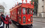 Švýcarský advent a slavnost Klausjagen 2018 - Švýcarsko - Curychem projíždí tahle speciální adventní tramvaj