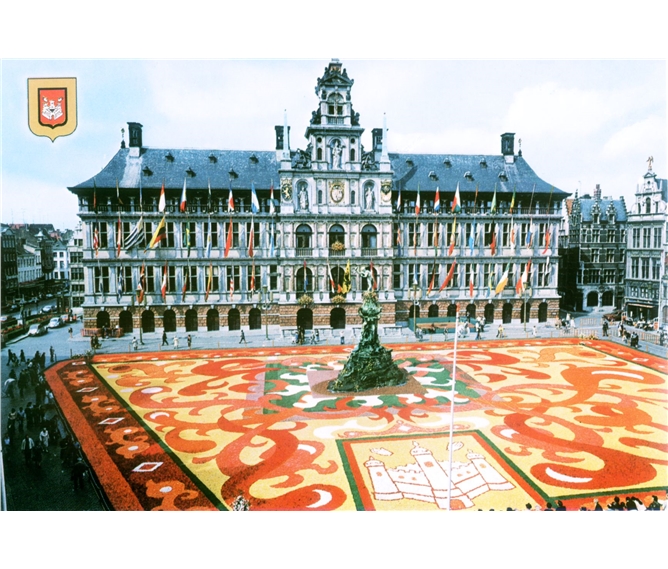Belgické království, památky UNESCO a květinový koberec - Belgie - Antverpy- na náměstí Grote Markt se rozprostře každoročně květinový koberec