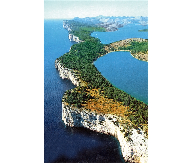 Chorvatsko, národní parky - Chorvatsko - na zdejším pobřeží se snoubí bílé vápencové skály a modré moře i obloha