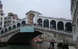 Benátky, ostrovy, slavnost gondol a Bienále 2019 - Itálie - Benátky - Ponte Rialto, nejstarší most přes Canal Grande, dokončen 1591, autor Antonio da Ponte