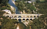 Provence s vůní levandule letecky - Francie - Provence - antický Pont du Gard, postaven roku 19 a užíván až do 19,.stol., přiváděl vodu do Nimes, 49 m vysoký a 275 m dlouhý