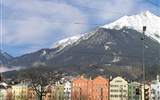 Tyrolsko mnoha nej a nostalgické vláčky, tramvaje a lanovky - Rakousko - Tyrolsko - Innsbruck, nad městem se ze všech stran tyčí horské štíty