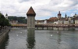 Krásy Švýcarska a pomezí čtyř zemí - Švýcarsko - Luzern - Kapellbrücke, 120 m dlouhý most s vodárenskou věží z roku 1333