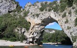 Languedoc, katarské hrady, moře Lví zátoky a kaňon Ardèche letecky 2019 - Francie - Provence - Ardeche, skalní most Pont d´Arc vznikl asi před půl milionem let a je 54 m vysoký