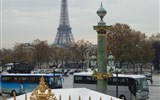 Paříž, perla na Seině letecky a Versailles - Francie - Paříž - Eiffelova věž, vysoká 324 m, váží 10.000 tun, z železných nosníků spojených 2,5 miliony nýtů