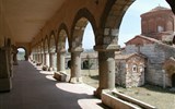 Tajuplným Balkánem do Albánie - Albánie - jeden z mnoha pravoslavných klášterů v zemi - klášter P.Marie v Apollonii