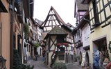 Advent v Alsasku - zimní pohádka o víně - Francie - Alsasko -  Eguisheim, dům  s vánočními kometami, nejmenší dům ve městě