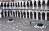 Benátky a ostrovy Laguny letecky (a architektura) 2018 - Itálie, Benátky, Dóžecí palác, arkády vnitřního nádvoří