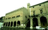 Panství rodu Malatesta a Adriatická riviéra - Itálie - Emilia Romagna - Rimini,vlevo Palazzo del Podestà, 1334, gotika, město založeno na území osídleném Kelty 268 př.n.l. jako Ariminum