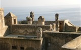 Ischia a ostrovy jižní Itálie 2019 - Itálie - Ischia - strohá architektura nad azurovým mořem
