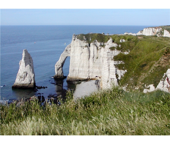 Tajemná Normandie, La Manche a 70. výročí vylodění - Francie - Normandie - Étretat, bělostné útesy nad modrým mořem