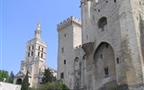 Provence s vůní levandule letecky - Francie, Provence, Avignon, papežský palác. postaven v letech 1335-64, jedna z největších gotických staveb Evropy