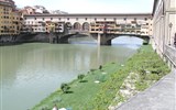 Florencie, perla renesance a velikonoční slavnost ohňů - Itálie, Toskánsko - Florencie - Ponte Vecchio přes řeku Arno, 1345, arch. Neri di Fioravante na místě římského mostu