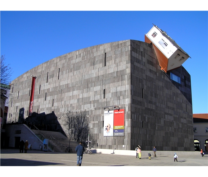 Vídeň, Schönbrunn a vídeňská Státní opera - Rakousko - Vídeň - Muzeum moderního umění je také součástí Museumsquartier, oblasti s 60.000 m2 plochy muzei