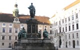 Umělecká Vídeň, advent a výstavy 2017 - Rakousko - Vídeň - Hofburg, socha Františka I. od Pompeo Marchesiho na Josefském náměstí