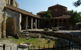 Benátky, ostrovy, slavnosti gondol a moře - Itálie - Benátsko - Torcello, základy baptisteria ze 7.století před katedrálou
