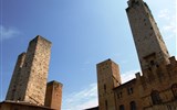 Pěšky po Toskánsku a údolí UNESCO Val d'Orcia 2020 - Itálie, Toskánsko - San Gimignano, rodové věže, vpravo věž Palazza Vecchio, nejstarší ve městě