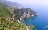 Milano, Turín, Janov a Cinque Terre letecky a rychlovlakem 2019 - Itálie -  Ligurie - divoké pobřeží Cinque Terre a vysoko nad ním Corniglia