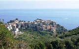 Poznávací zájezd - Ligurie - Itálie -  Ligurie - Corniglia, nejmenší vesnička z pěti na 90 m vysokém útesu