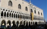 Perly severní Itálie, památky UNESCO, Benátky s koupáním a slavnost Redentore s ohňostrojem 2020 - Itálie - Benátky - dóžecí palác