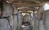 Sardinie, rajský ostrov nurágů v tyrkysovém moři s turistikou 2020 - Sardinie - dolmen v Coddu Vecchio