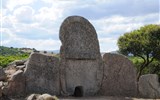 Sardinie, rajský ostrov nurágů v tyrkysovém moři chata 2020 - Itálie - Sardinie - hrobka obrů Coddu Vecchio