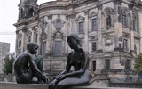 Berlín a večerní slavnost světel - Německo - Berlín - sochy za dómem