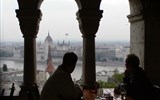 Budapešť, památky a termální lázně adventní 2020 - Maďarsko - Budapešť - pohled z Rybářské bašty na parlament a Dunaj