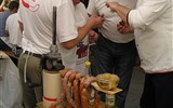 Jižní Maďarsko, termály a chuť klobás - Maďarsko - Békescaba - na Slavnosti klobás soutěží jednotlivá družstva řezníků o nejchutnější klobásu