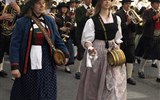 Poznávací zájezd - Tyrolsko - Rakousko - Insbruck - tyrolačky v krojích při jedné z místních slavností