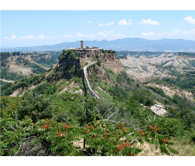 Jižní Toskánsko a kraj Etrusků Lazio 2020 - Itálie - Lazio -  Civita di Bagnoreggio, oáza středověku na osamělém ostrohu