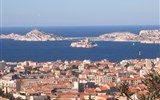 Přírodní parky a památky Provence 2020 - Francie - Provence - Marseille, přístav a za ním pevnost If a Frioulské ostrovy