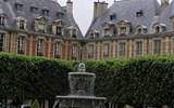 Paříž a zámek Versailles 2020 - Francie - Paříž - Place des Vosges, kdysi místo turnajů, jedno z nejhezčích pařížských náměstí, bydliště V.Huga