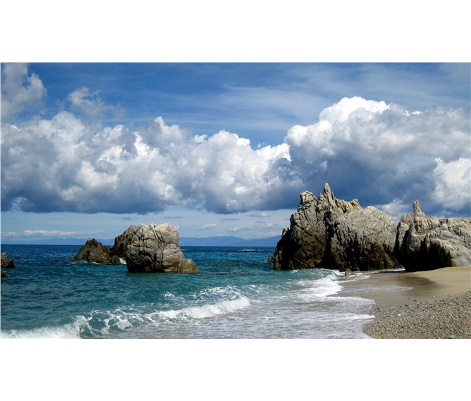 Kalábrie a Apulie, toulky jižní Itálií s koupáním 2020 - Itálie - Kalábrie - překrásné pobřeží u Capo Spulico