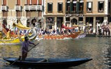 Benátky a ostrovy Laguny letecky (a architektura) 2018 - Itálie - Benátky - slavnost gondol na Grand Canale