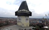 Poznávací zájezd - Štýrsko - Rakousko - Štýrsko - Štýrský Hradec (Graz), Uhrturm (Hodinová věž), symbol města, 1560, původně pouze hodinová ručička, proto je později přidaná minutová ručička menší