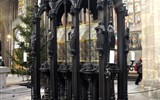 Lampionový průvod dětí v adventním Norimberku - Německo - Norimberk - kostel sv.Sebalda, náhrobek světce od P.Vishera a synů. 1508-19