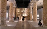 Benátky a ostrovy, La Biennale  di Venezia 2019 - Itálie - Benátky - Bienále, výstavní prostory v rozsáhlých halách bývalého středověkého Arzenálu
