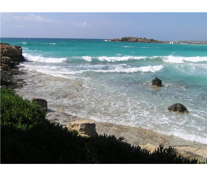 Kypr, ostrov dvou tváří - Kypr - kouzelné pobřeží  kde podle řeckých bájí vystoupila z mořské pěny bohyně krásy Afrodita